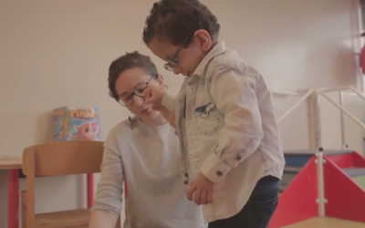 Sofiane, 4 ans, se fait des amis à la crèche