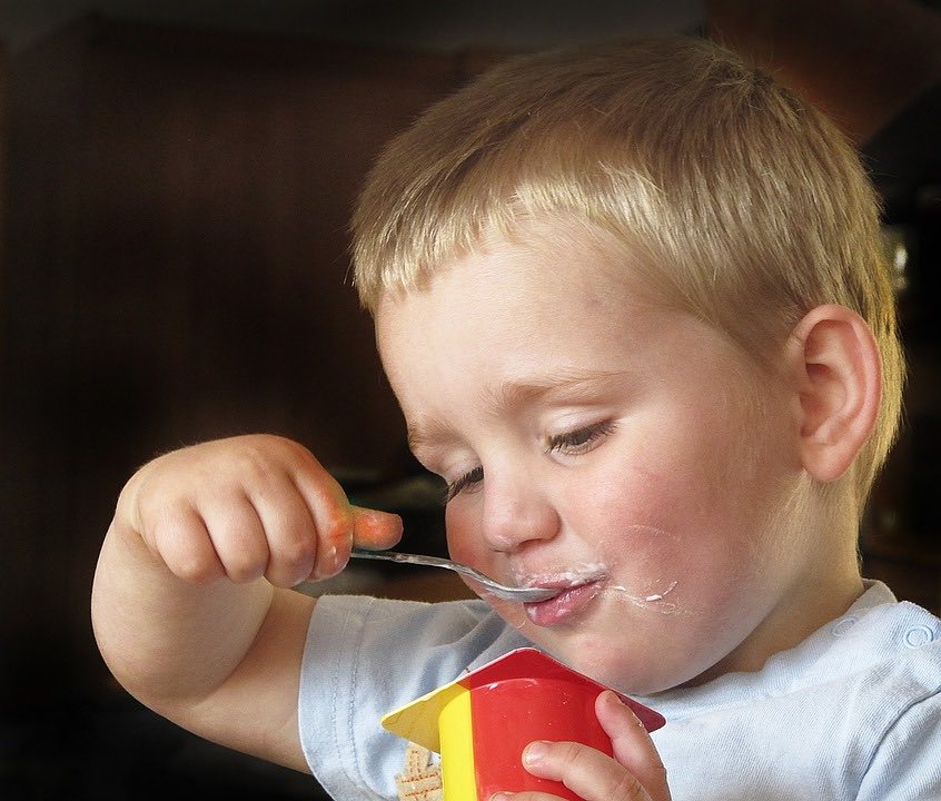 Un enfant de 24 mois mange seul avec sa cuillère