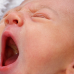 Bebe qui baille